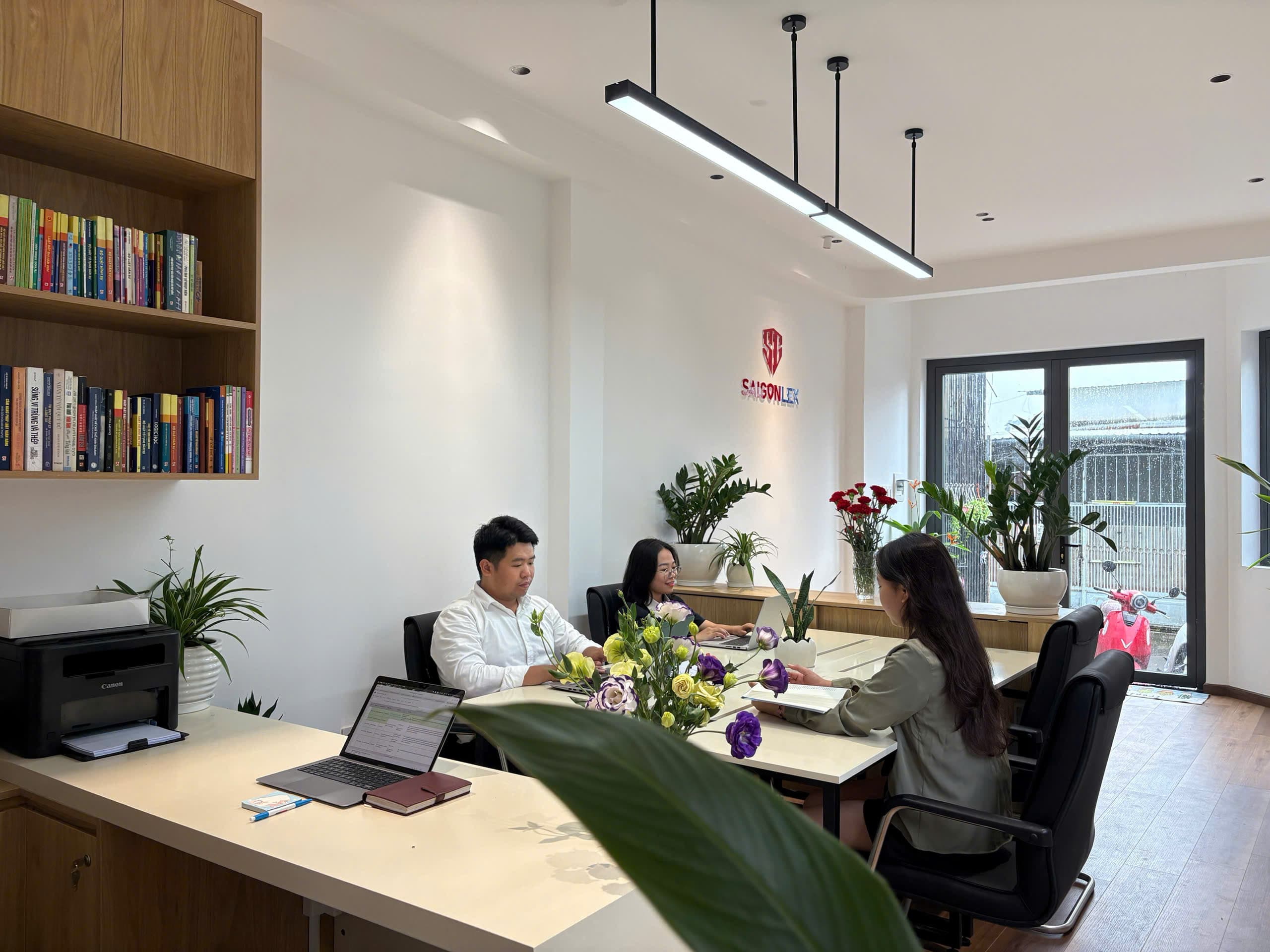 Tập thể đội ngũ Luật sư và Chuyên viên SaigonLex